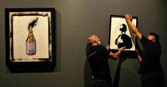 Copertina di Mostra di Banksy in Stazione Centrale a Milano: oltre 130 opere del misterioso artista, ecco tutto quello che c’è da sapere
