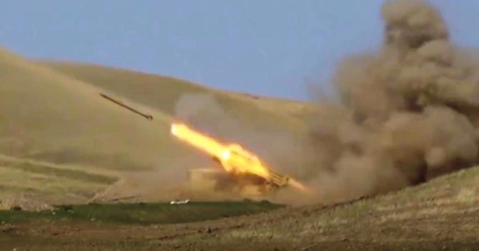 Nagorno Karabakh, la Turchia “pronta” a intervenire al fianco dell’Azerbaigian. Armenia: “Ankara ha abbattuto un nostro jet”