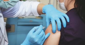 Copertina di “L’antinfluenzale riduce i rischi del Coronavirus”. “Carenza di dosi”