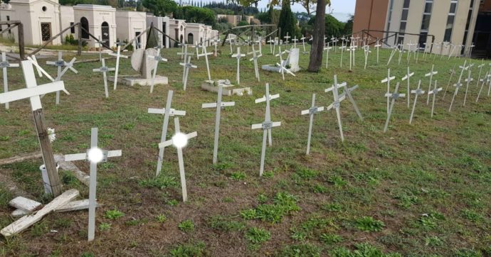 Roma, il caso del cimitero dei feti: sulle croci i nomi delle madri che hanno abortito e quella prassi che nasce da un regio decreto del 1939