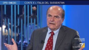 Copertina di Bersani su La7: “Bonomi? E’ la Confindustria che col ditino alzato ti spiega la rava e la fava ma c’è un’altra migliore con mani e piedi nella fabbrica”