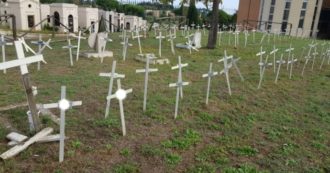 Copertina di Cimitero dei feti a Roma, spuntano altri casi: “Mai autorizzata la sepoltura e il nome sulla croce”. Garante della privacy apre istruttoria