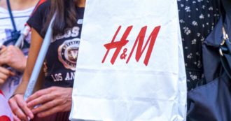 Copertina di “H&M spiava i dipendenti, registrati dati anche sulle loro malattie”: a Norimberga multa da 35 milioni di euro per il colosso dei vestiti