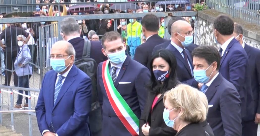 Conte e Azzolina visitano scuola nel casertano, il premier: “Lavoriamo per risolvere criticità”. E la ministra ribadisce: “Concorsi dal 22 ottobre”