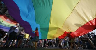 Copertina di Pesaro, 20enne picchiata dal padre perché lesbica: la procura apre un fascicolo per maltrattamenti
