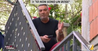 Copertina di Mafia, boss Bontempo intervistato da inviato di “Non è l’arena” fuori dall’abitazione: ma ha violato i domiciliari e torna in carcere