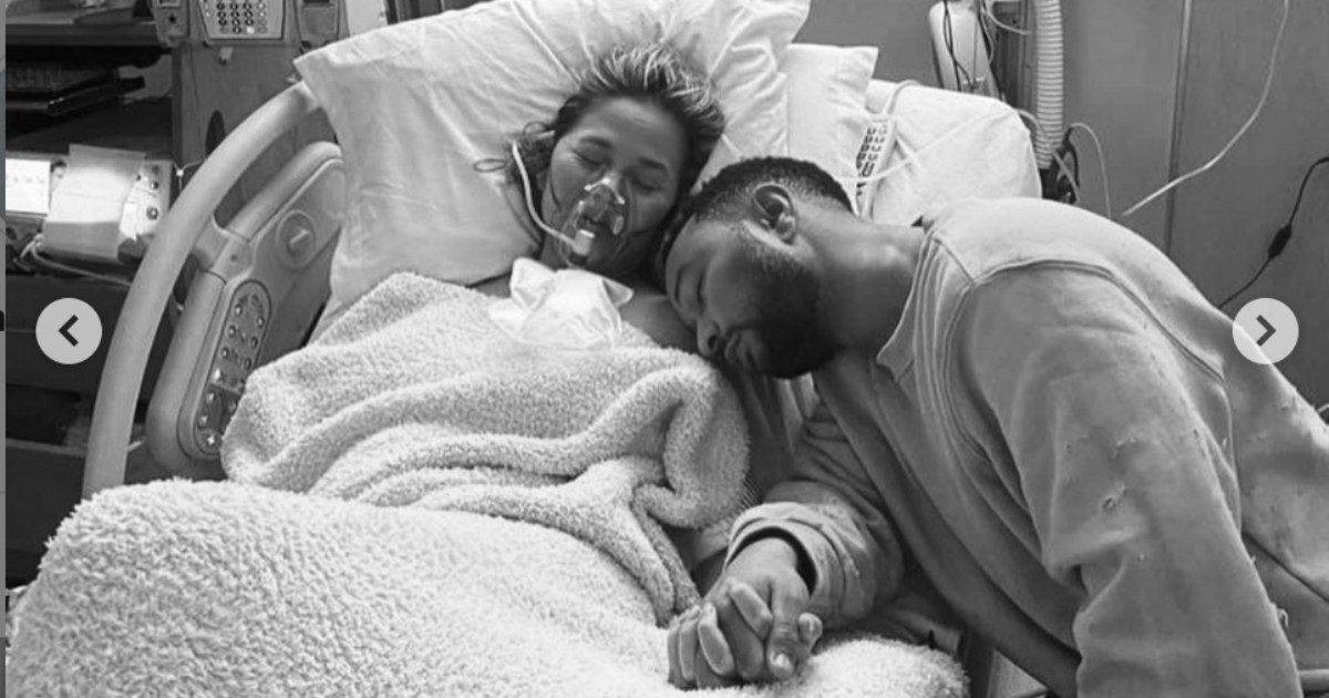 John Legend e Chrissy Teigen hanno perso il terzo bambino: “Non siamo stati in grado di bloccare l’emorragia, siamo sotto shock”