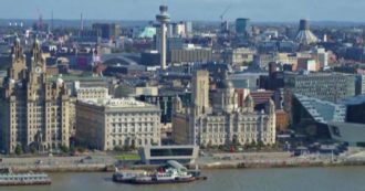 Copertina di Coronavirus, a Liverpool torna il lockdown: le immagini dall’alto della città semi-deserta