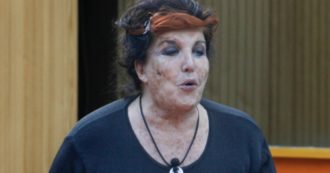 Copertina di Grande Fratello Vip, Patrizia De Blanck fuori controllo: “Sei una rompicaz***, vaffanc***. Mi hai rotto il caz***”. Scoppia la lite nella casa