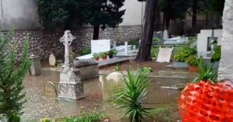 Copertina di Corruzione, arrestato l’ex direttore del cimitero dei Rotoli a Palermo: “Mazzette da 800 euro in cambio di loculi”