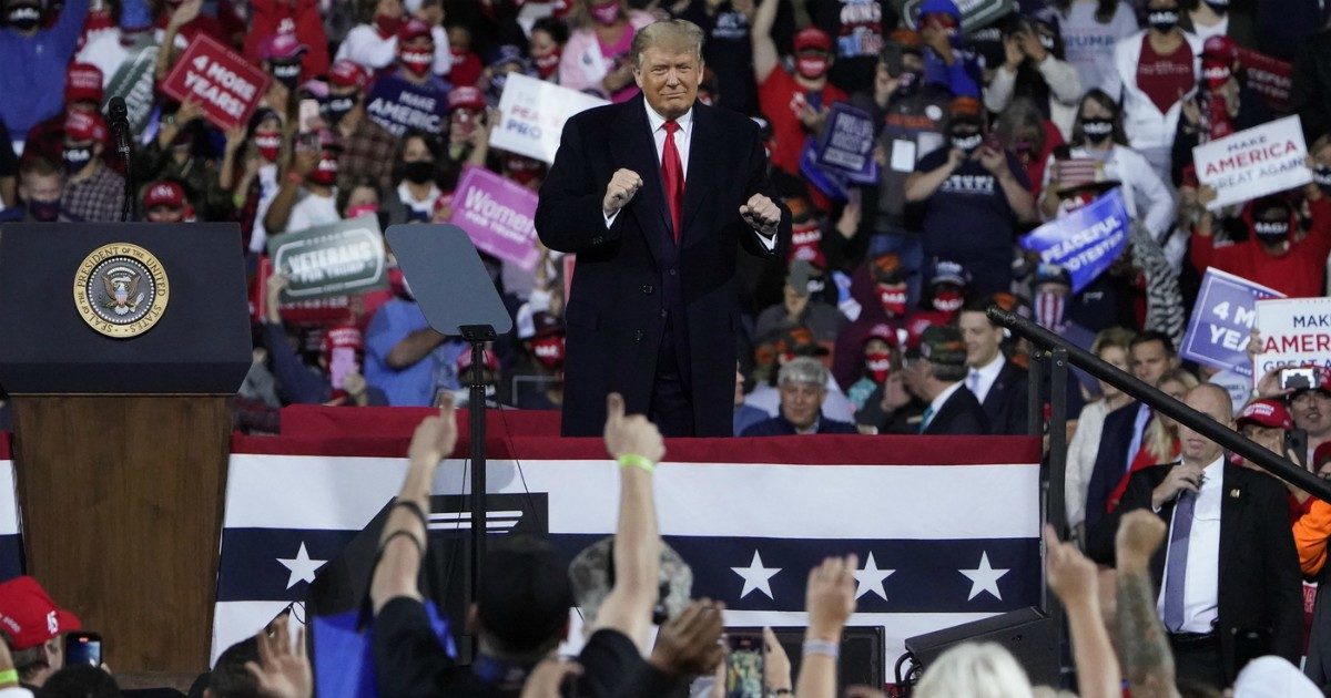 “Covid? Un’influenza che scomparirà”, Trump come Bolsonaro e Johnson: tutte le dichiarazioni scettiche del presidente Usa prima di prendersi il virus