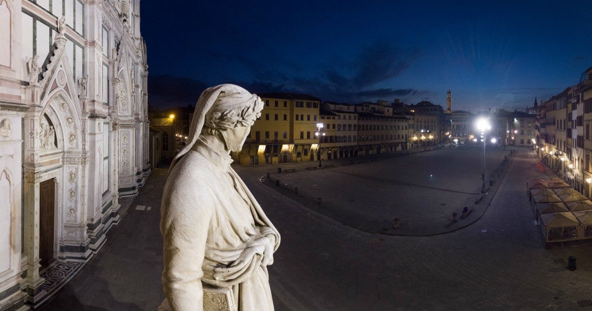 Da Piazza Santa Croce a Firenze alla “selva oscura” di Ravenna: 20 foto “alternative” raccontano Dante Alighieri a 700 anni dalla morte