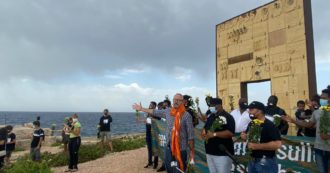 Copertina di Lampedusa, sette anni dopo il naufragio del 3 ottobre: i sopravvissuti e 50 studenti gettano fiori in mare per non dimenticare la strage
