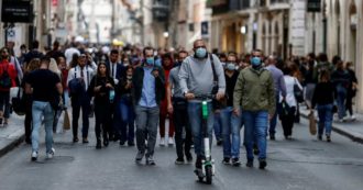 Copertina di Altri 900 focolai, 14 a scuola. “Epidemia in peggioramento”