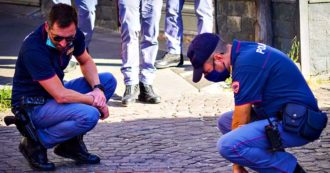 Copertina di Napoli, sparatoria con la polizia durante una rapina: morto un 17enne. Arrestato il complice: è il figlio di Genny la Carogna