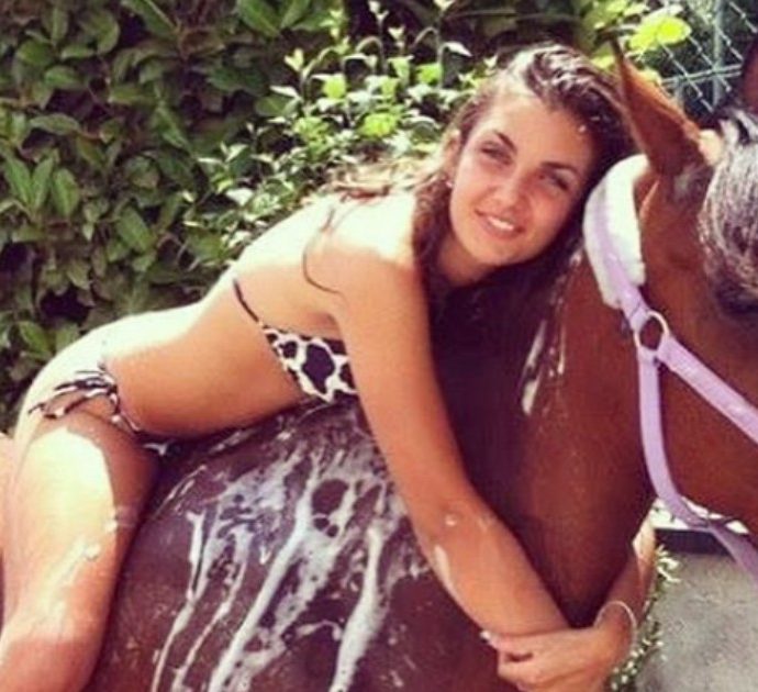 Elettra Lamborghini: “Com’è potuto succedere, amore mio?”. Il dolore per la perdita della sua Lolita