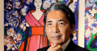 Copertina di Chi era Kenzo Takada lo stilista giapponese morto di Covid che conquistò Parigi: dalle riviste rubate alla sorella alle passerelle con gli elefanti