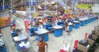 Copertina di Cinque scaffali pieni di merce crollano in un supermercato e travolgono 9 persone: muore commessa di 21 anni in Brasile. Il video