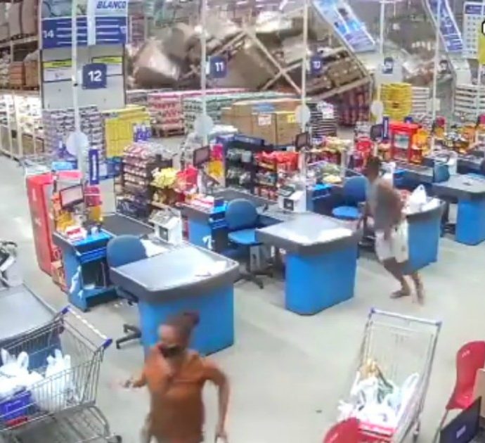 Cinque scaffali pieni di merce crollano in un supermercato e travolgono 9 persone: muore commessa di 21 anni in Brasile. Il video