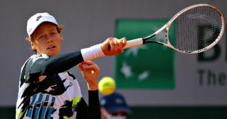 Copertina di Roland Garros, impresa di Sinner: batte Zverev e va ai quarti di finale. Incontrerà Rafa Nadal