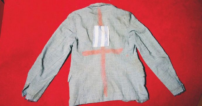 Copertina di Levi, l’altra giacca del lager scovata in fondo a un baule