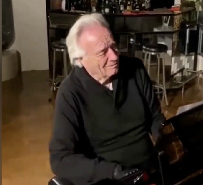 La storia del maestro Joao Carlos Martins, dopo 20 anni torna a suonare il pianoforte: il video della sua struggente esibizione