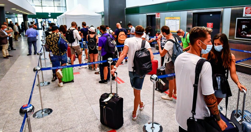 “Chiusi per quattro giorni in una stanza dell’aeroporto”: le storie degli stranieri residenti in Italia respinti per Covid. Che ora fanno ricorso
