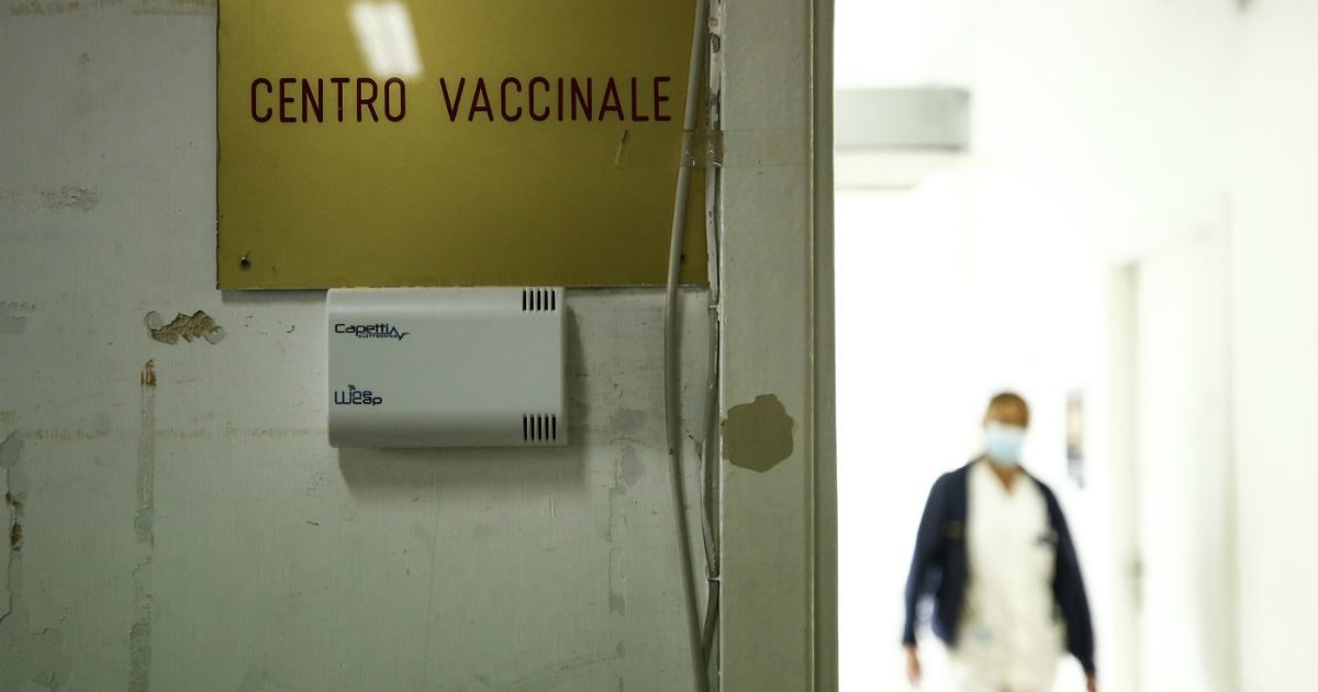 Vaccino antinfluenzale, la Regione Lombardia è in ritardo e i privati ne approfittano: pubblico senza dosi, l’Auxologico lo vende per 50 euro