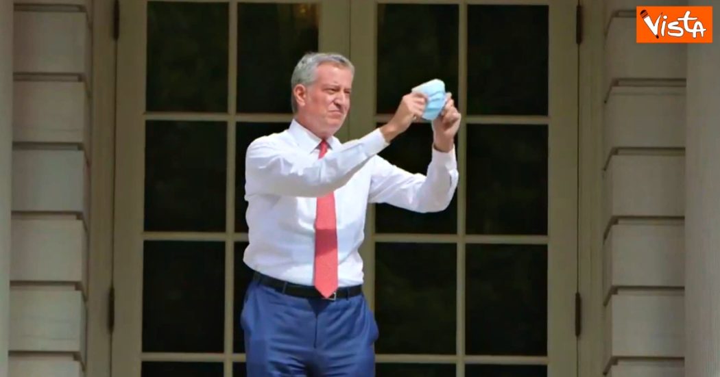 Il sindaco di New York “imita” Donald Trump: il video in cui lo prende in giro mettendosi la mascherina (anziché toglierla)