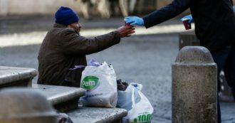 Copertina di Genova, il Comune iscrive all’anagrafe solo le persone senza dimora seguite da associazioni. Operatore rischia condanna per errore sui dati