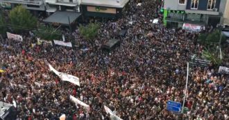 Copertina di Grecia, migliaia di antifascisti fuori dal tribunale per il processo ad Alba Dorata: l’applauso e l’esultanza alla lettura della sentenza