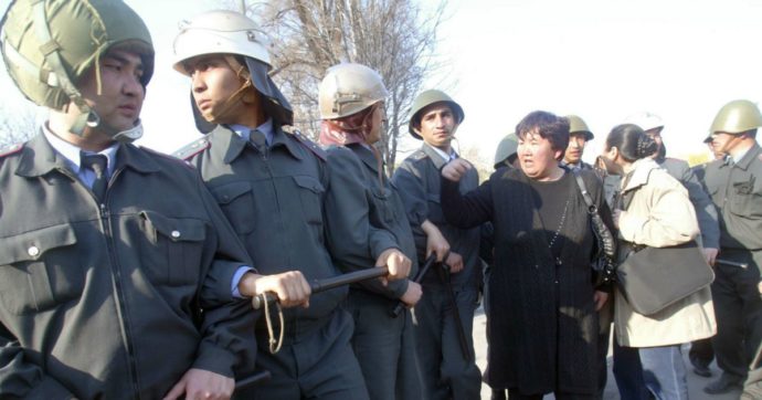Caos in Kirghizistan, elezioni da rifare e centinaia di feriti. La rabbia causata da clan, Covid e corruzione