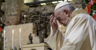 Copertina di Papa Francesco a dieta per curare la sciatalgia: dovrà perdere 7-8 chili. E all’udienza resta seduto: “La sciatica è un ospite un po’ molesto”