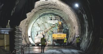 Copertina di Dati gonfiati, zero benefici. Il dossier che stronca il Tav