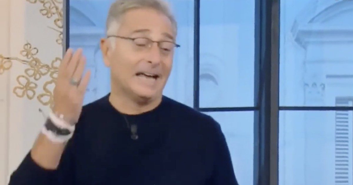 Paolo Bonolis, la gaffe con Serena Bortone in diretta su Rai1: “Ora però non mi tocco occhi e bocca”. “Addirittura?”