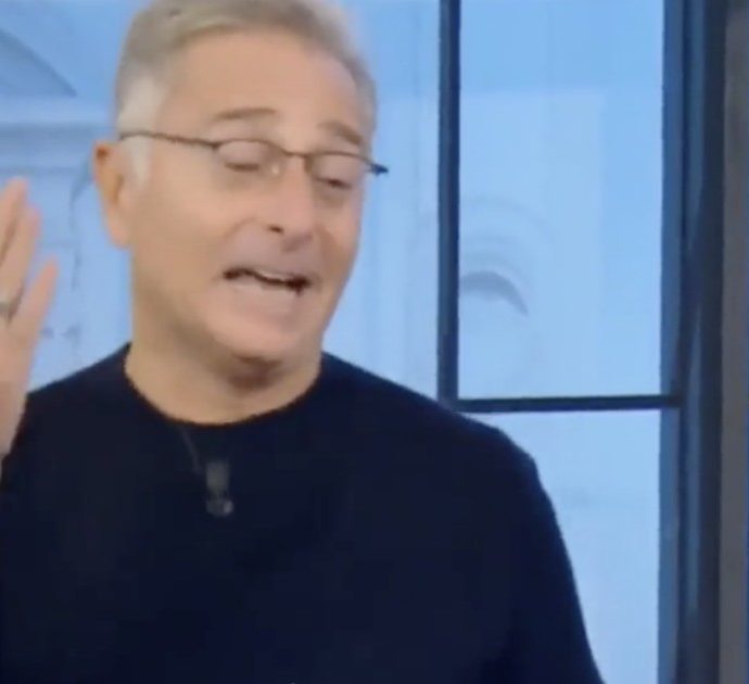 Paolo Bonolis, la gaffe con Serena Bortone in diretta su Rai1: “Ora però non mi tocco occhi e bocca”. “Addirittura?”