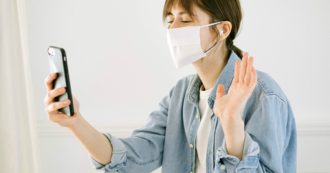 Copertina di Maskne, l’acne da mascherina: ecco cos’è e i consigli per trattarlo. La guida pratica