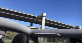 Copertina di Compra una Tesla Model Y e va in autostrada: all’improvviso il tetto dell’auto si stacca e vola via