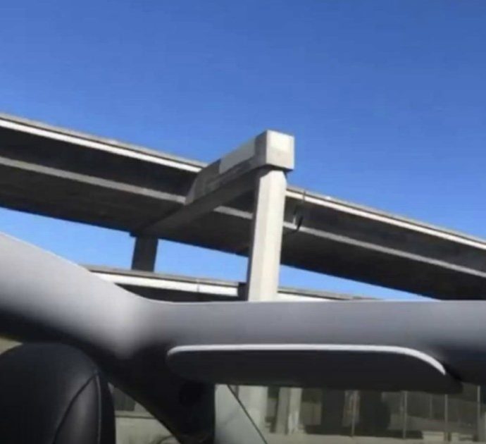 Compra una Tesla Model Y e va in autostrada: all’improvviso il tetto dell’auto si stacca e vola via