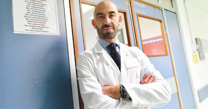 Covid, l’infettivologo Matteo Bassetti: “Chi nega i morti del virus è come i terrapiattisti”