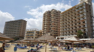 Copertina di Prove di pace tra Turchia e Grecia, ma a colpi di esercitazioni di tiro