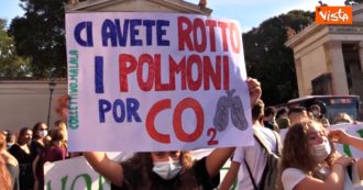 Copertina di Clima, i Fridays for Future in piazza in più di 100 città italiane: “Il Recovery Fund venga impiegato per il diritto allo studio”