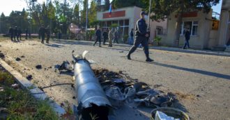 Copertina di Nagorno-Karabakh, oggi i colloqui di pace in Russia. Francia: “Tregua tra venerdì e sabato”. Due giornalisti russi feriti in un attacco azero