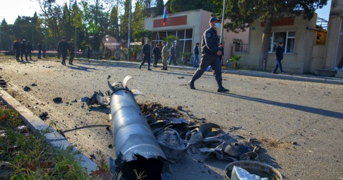 Nagorno-Karabakh, oggi i colloqui di pace in Russia. Francia: “Tregua tra venerdì e sabato”. Due giornalisti russi feriti in un attacco azero
