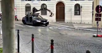 Copertina di Roma, Tom Cruise sfreccia a tutta velocità tra le strade del centro: al via le riprese del nuovo capitolo di Mission: Impossible
