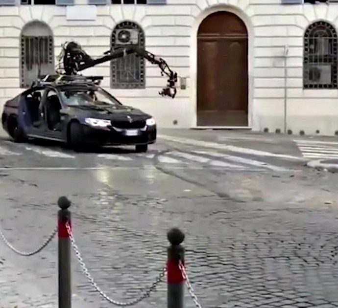 Roma, Tom Cruise sfreccia a tutta velocità tra le strade del centro: al via le riprese del nuovo capitolo di Mission: Impossible