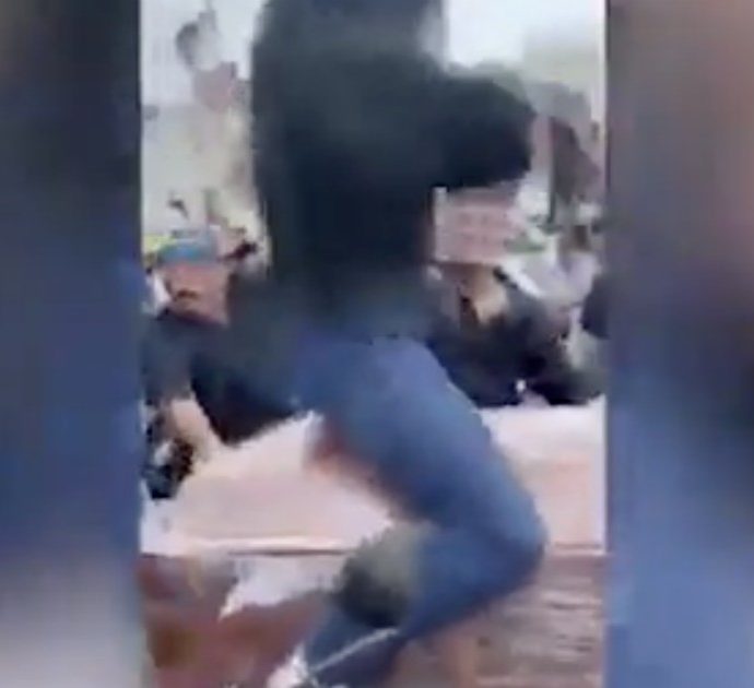 Vedova fa il twerking sulla bara del marito ucciso a colpi di pistola: le immagini del funerale diventano virali