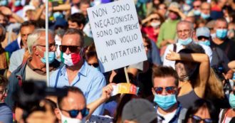 Manifestazione ‘no mask’ a Roma: tensioni con la polizia. E gli organizzatori dal palco: “Rispettare regole, tenete su le mascherine”