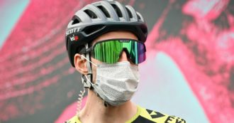 Copertina di Simon Yates positivo al coronavirus: si ritira dal Giro d’Italia. E ora scatta l’allarme nella “bolla” della corsa rosa