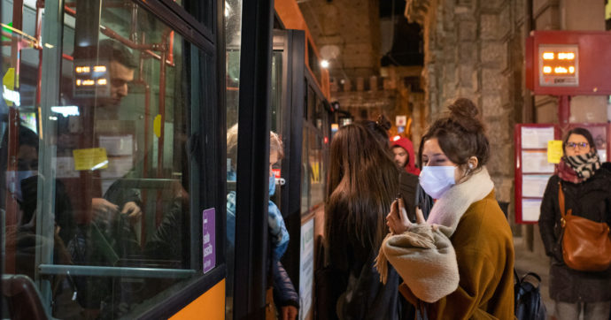 Bologna, autista richiama due giovani che fumavano sull’autobus senza indossare la mascherina: loro lo picchiano e scappano via